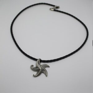 collier etoile1 Collier en cuir avec pendentif étoile de mer, symbole de la vie marine.