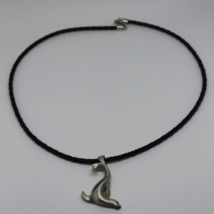 collier lion de mer1 Ce collier élégant, orné d'un pendentif lion de mer, évoque l'esprit aventureux des explorateurs marins.
