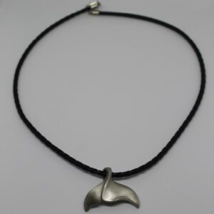 Ce collier élégant avec pendentif queue de baleine évoque l'esprit de l'océan et l'aventure sous-marine.