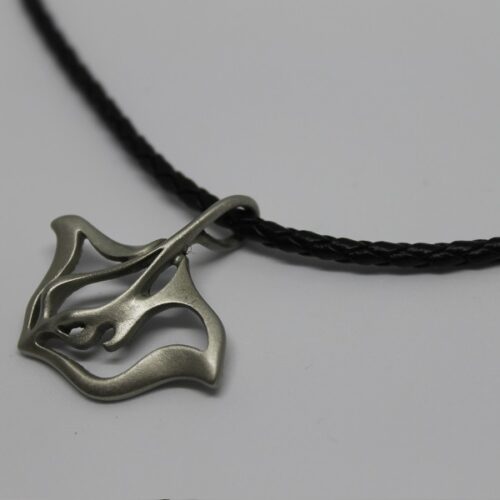 collier raie pastenague Pendentif en forme de raie manta, symbole du monde sous-marin et de la mer.