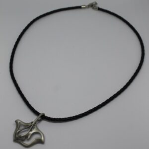 collier raie pastenague1 Collier en corde noir avec pendentif inspiré du monde sous-marin, élégant et unique.