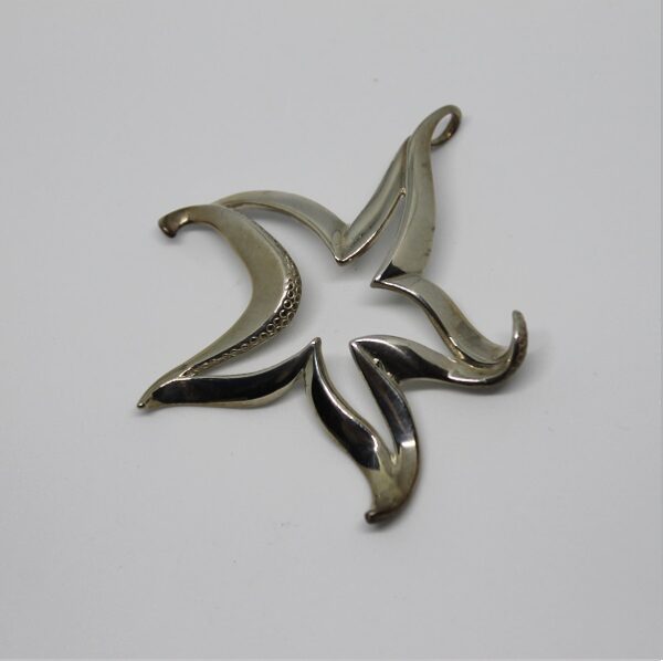 pendentif etoile mer1 Un pendentif étoile de mer en argent évoque l'élégance et la fascination de l'exploration sous-marine.