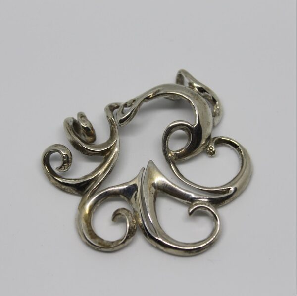 pendentif poulpe Ce pendentif en forme de poulpe évoque l'élégance mystérieuse du monde marin, idéal pour les passionnés de plongée.