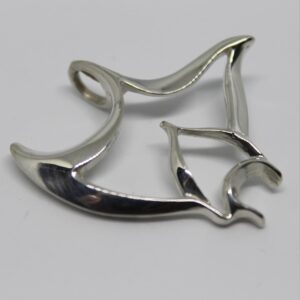 pendentif raie Ce pendentif en forme de raie évoque l'élégance et la liberté des profondeurs marines, parfait pour les passionnés de plon...