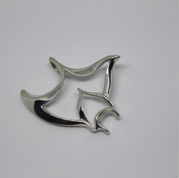 pendentif raie1 Ce pendentif en forme de raie manta évoque l'élégance des créatures marines, parfait pour les passionnés de plongée.