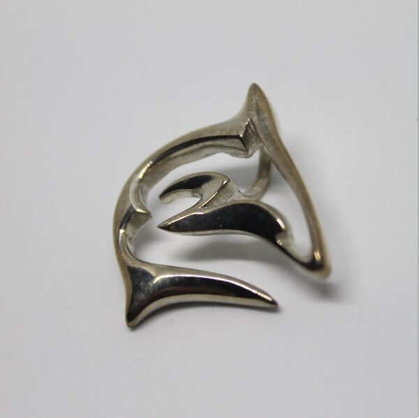 pendentif requin Bijou en argent représentant un motif de requin, symbole du monde marin.