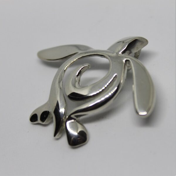 pendentif tortue stylisee Ce pendentif en forme de tortue stylisée évoque l'élégance des créatures marines, symbole de voyage et de découverte sous-...