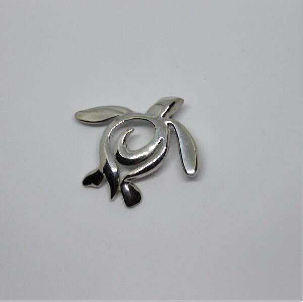 pendentif tortue stylisee1 Bijou en forme de tortue, symbole de la vie marine et de la protection des océans.