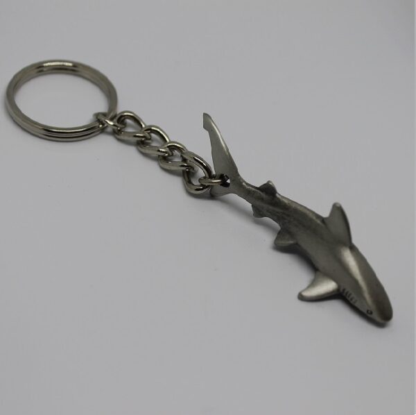 porte clé requin gris Porte-clés en forme de requin, accessoire marin pour les amoureux de la mer.