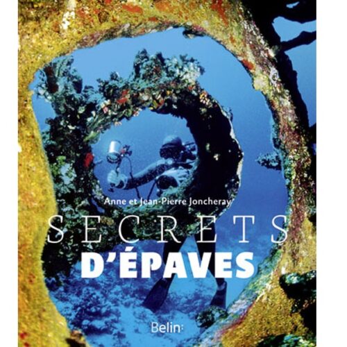 secret d epaves Un plongeur explore une épave mystérieuse, révélant les trésors cachés des profondeurs marines. #ExplorationSousMarine