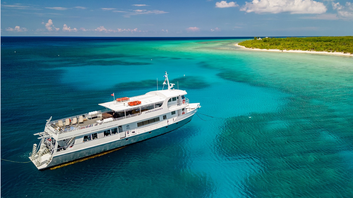 Le yacht de plongée navigue sur des eaux turquoise, offrant une aventure inoubliable dans cet éden marin.