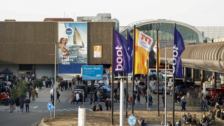 Des visiteurs affluent au salon nautique Boot Düsseldorf, un événement incontournable pour les passionnés de navigation.