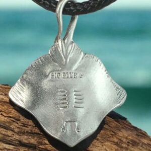 Pendentif en étain représentant une raie pastenague, évoquant l'exploration marine et l'évasion océanique.