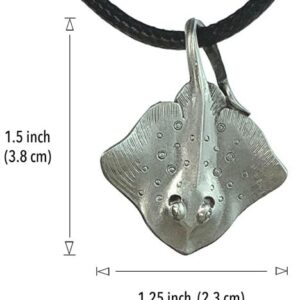 Pendentif en étain massif représentant une raie pastenague, évoquant l'élégance marine pour les passionnés de plongée.