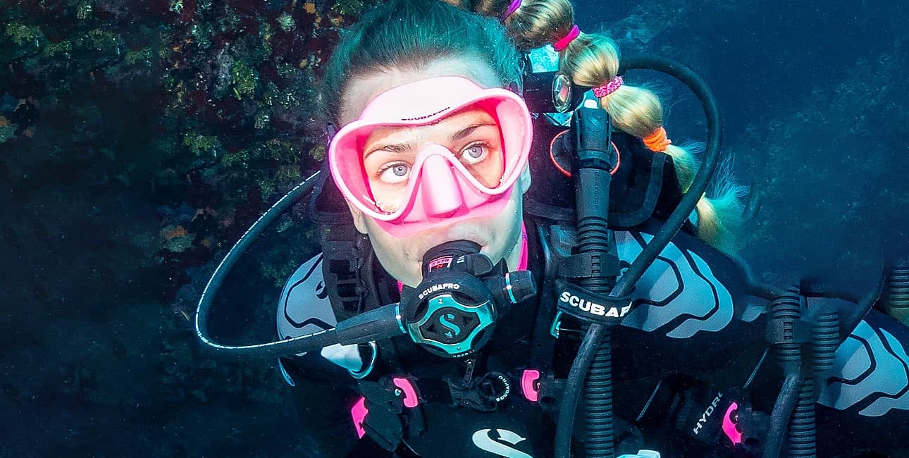Une plongeuse explore les profondeurs marines équipée du détendeur Scubapro MK17 EVO2 S620Ti, symbole de fiabilité sous-ma...
