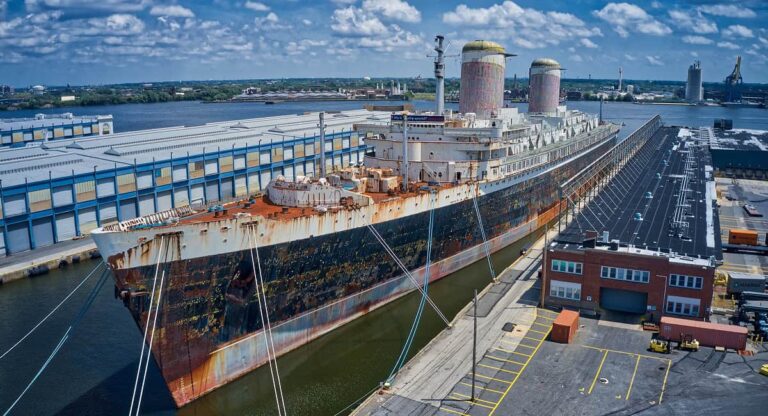 Le majestueux paquebot SS United States, symbole d'une époque révolue, repose à quai, attendant une nouvelle aventure mari...