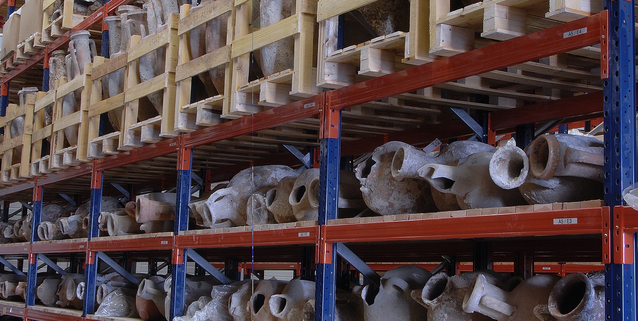 Des amphores antiques soigneusement entreposées révèlent les trésors archéologiques marins du centre de conservation du DR...