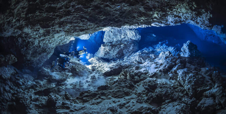 Exploration captivante d'une grotte sous-marine à Mayotte, révélant des paysages spectaculaires et mystérieux. #Plongée