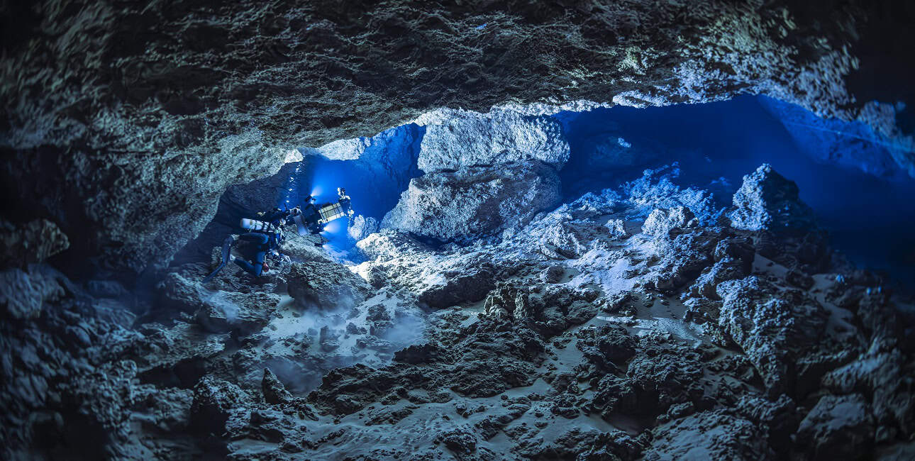 Exploration captivante d'une grotte sous-marine à Mayotte, révélant des paysages spectaculaires et mystérieux. #Plongée