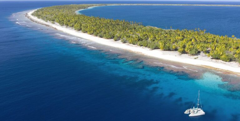 Un catamaran vogue paisiblement près de l'atoll de Taiaro, offrant un cadre idyllique pour l'exploration sous-marine. #Plo...