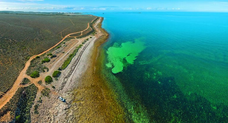 La côte australienne dévoile ses eaux turquoise cristallines, un paradis pour les amateurs de plongée et d'exploration mar...