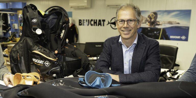 Un expert présente des équipements de plongée innovants chez Beuchat, soulignant l'importance de la sécurité sous-marine.