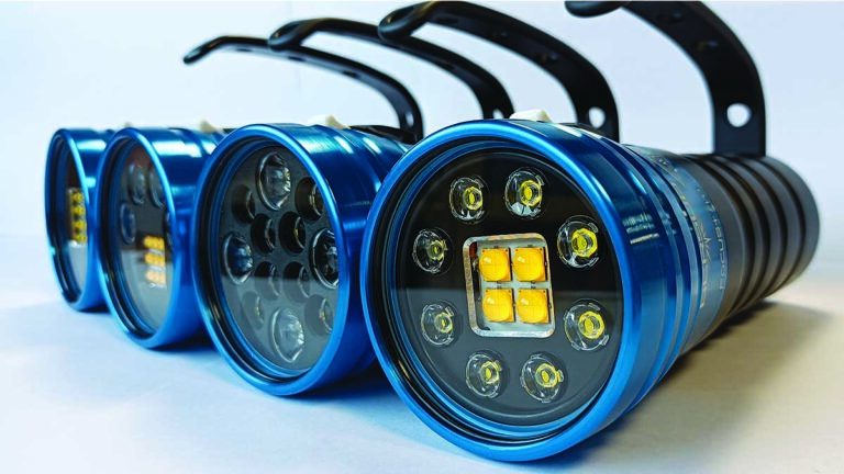 Projecteurs sous-marins en aluminium, essentiels pour illuminer les profondeurs lors de vos aventures de plongée.