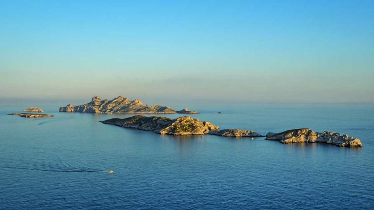 Vue aérienne des îles du Frioul, un paradis pour les plongeurs explorant la biodiversité marine de la Méditerranée.