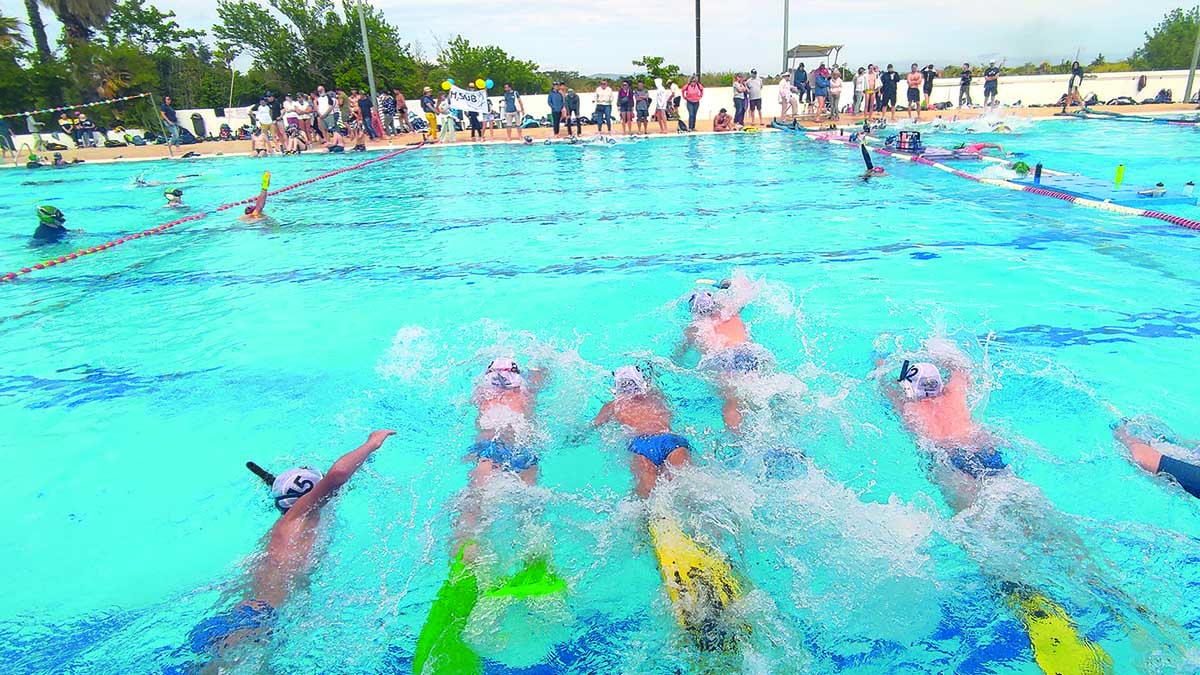 Des plongeurs en apnée s'élancent dans une compétition dynamique, illustrant l'énergie du sport aquatique. 🏊‍♂️
