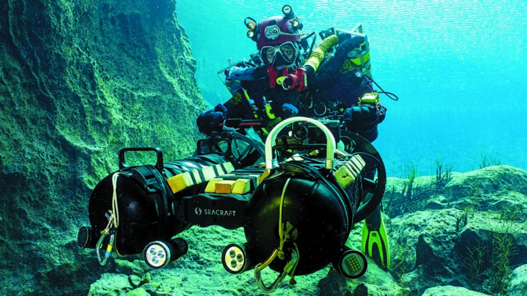 Un plongeur tek explore les profondeurs avec un scooter sous-marin, illustrant l'aventure ultime en exploration marine.