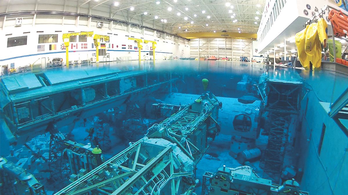 Un bassin d'entraînement simule les conditions spatiales pour les plongeurs, illustrant l'interconnexion entre exploration...