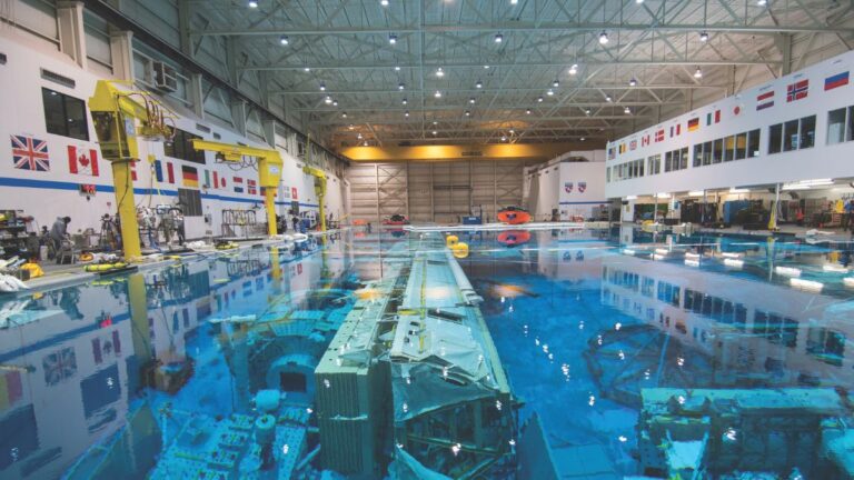Un centre d'entraînement sous-marin recrée les conditions spatiales pour les plongeurs, alliant exploration et technologie.
