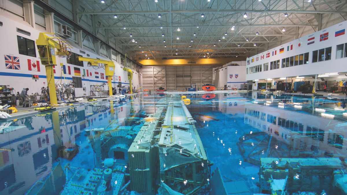 Un centre d'entraînement sous-marin recrée les conditions spatiales pour les plongeurs, alliant exploration et technologie.