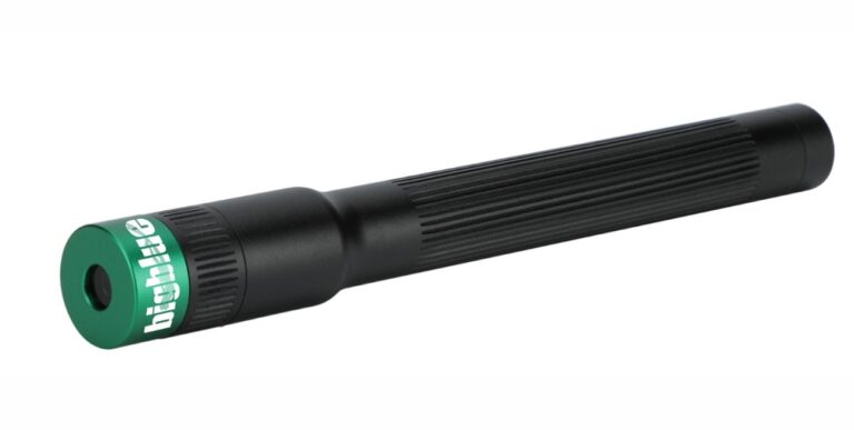 Cette lampe de plongée compacte et robuste est idéale pour explorer les profondeurs marines avec une visibilité optimale.