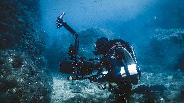 Un plongeur cinéaste explore les profondeurs marines, capturant la beauté sous-marine avec une caméra sophistiquée. #Explo...