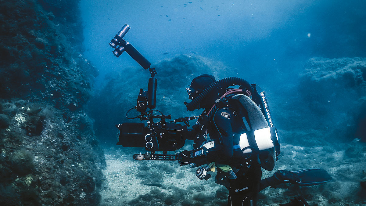 Un plongeur cinéaste explore les profondeurs marines, capturant la beauté sous-marine avec une caméra sophistiquée. #Explo...