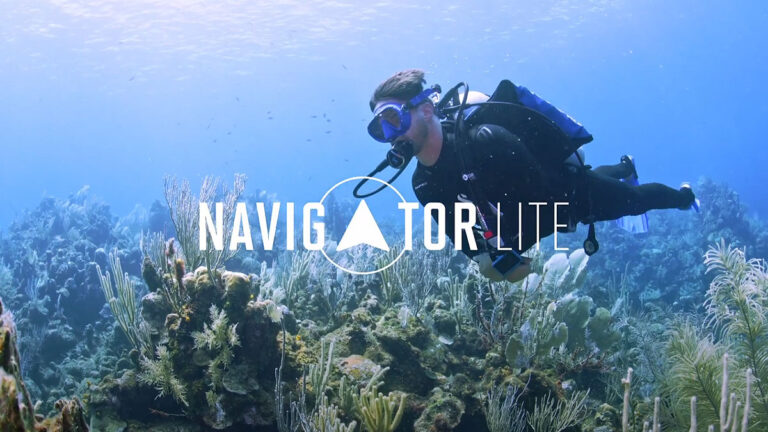 Un plongeur explore un récif coloré avec le Scubapro Navigator Lite, offrant une aventure sous-marine inoubliable.