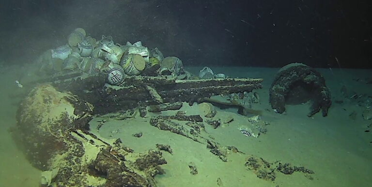 Des amphores antiques reposent silencieusement sur le fond marin, témoignant d'un riche passé maritime. #ArchéologieSousMa...