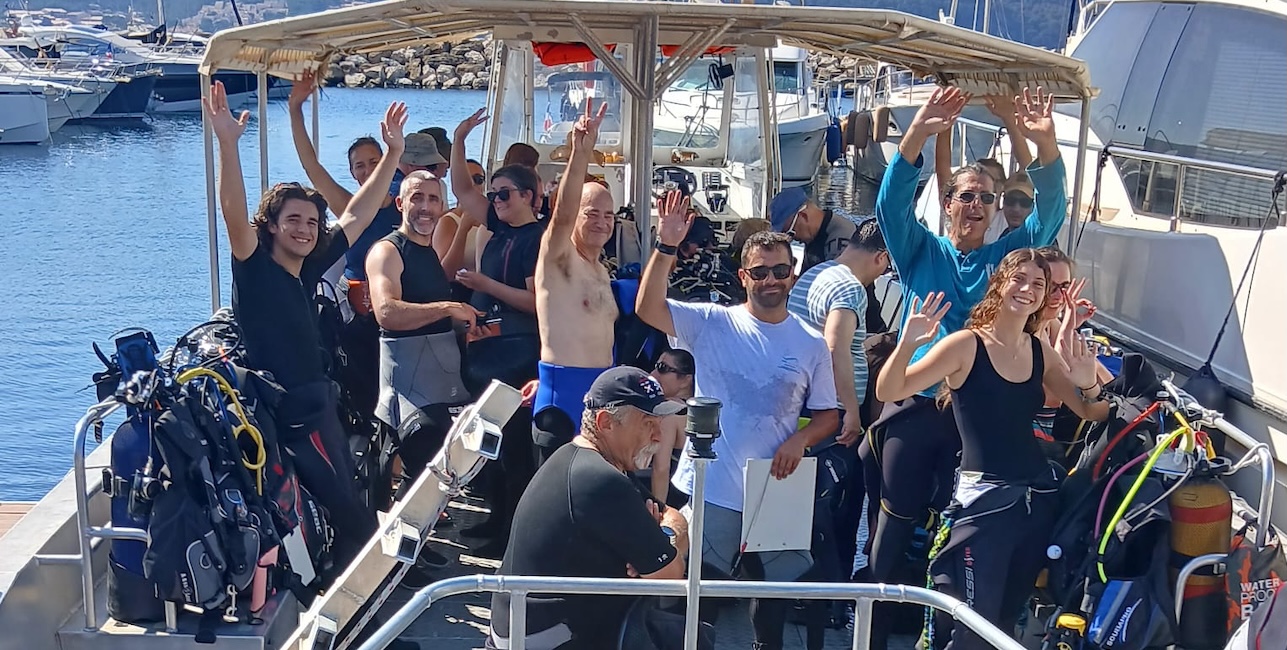 Un groupe enthousiaste de plongeurs se prépare pour un safari sous-marin à la découverte des limaces de mer, symbole de bi...