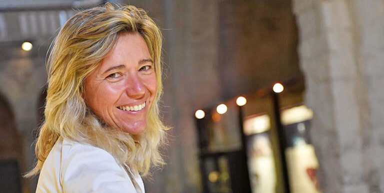 Une archéologue sous-marine souriante illumine les mystères des profondeurs, symbole de passion pour l'exploration océanique.