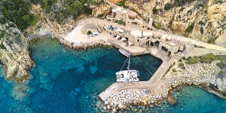 Surplombant les eaux cristallines de la Corse, la station STARESO offre un paradis pour les passionnés de plongée. #Explor...