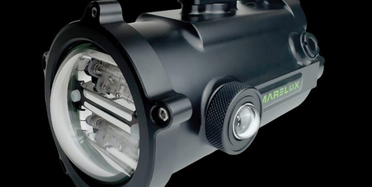 Le phare Marelux Apollo S illumine les profondeurs marines, essentiel pour une exploration sous-marine réussie.