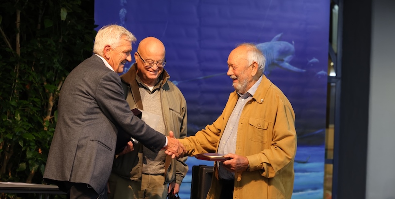 Célébration de la plongée sous-marine, échanges sur l'équipement et la formation. Événement convivial.