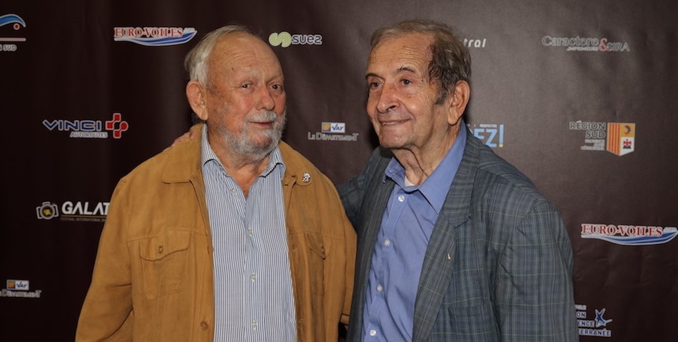 Deux hommes souriants posent lors d'un événement sur la plongée sous-marine.