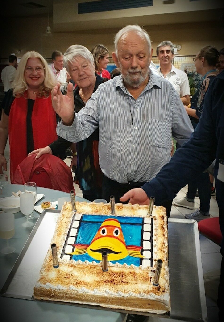 Célébration de plongée sous-marine avec un gâteau décoré, réunissant passionnés et amis.