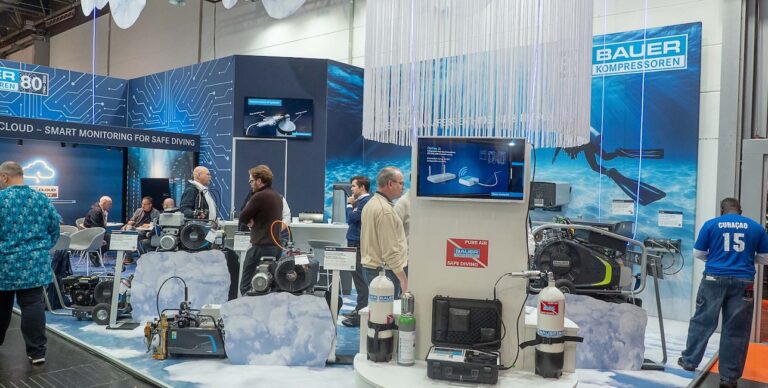 Stand de plongée présentant des équipements Bauer pour des plongées sécurisées et innovantes.
