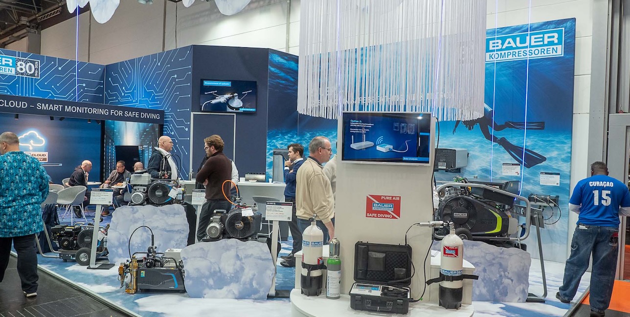 Stand de plongée présentant des équipements Bauer pour des plongées sécurisées et innovantes.