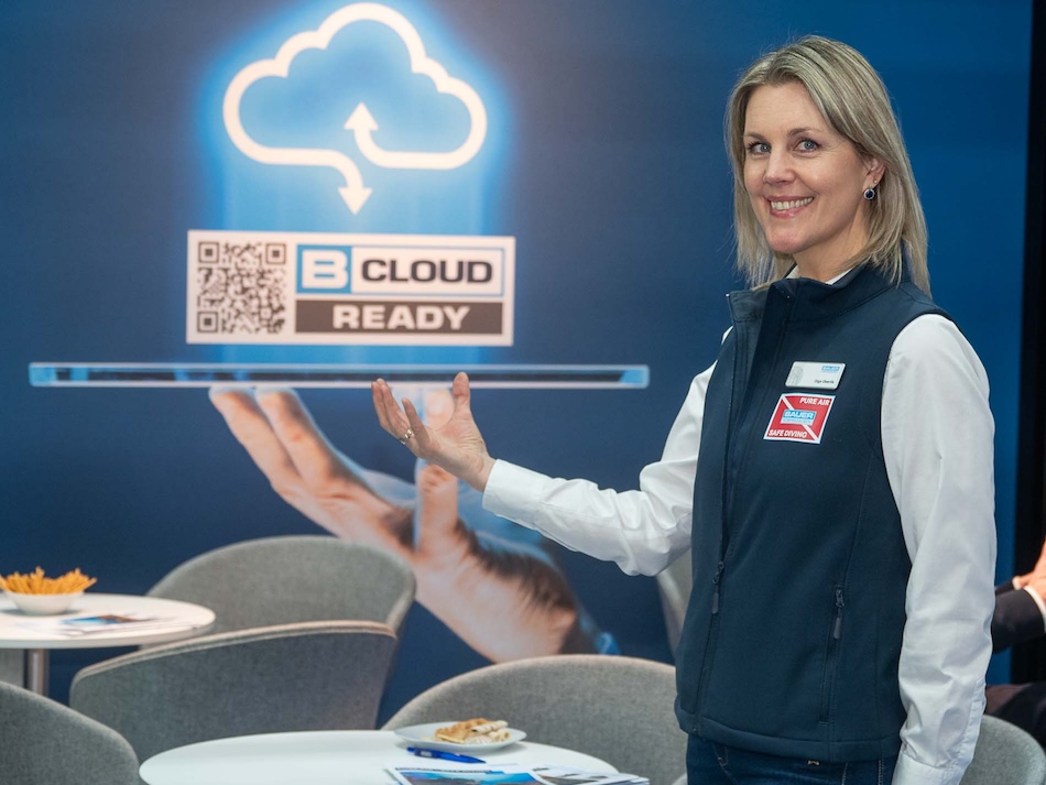 Une professionnelle présente des solutions innovantes pour la plongée sous-marine et la technologie cloud.