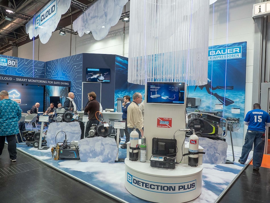 Stand d'exposition dédié aux technologies de plongée et à la sécurité sous-marine, présentant des équipements avancés.