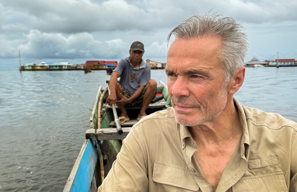 Exploration sous-marine captivante avec un plongeur en route vers des villages flottants.